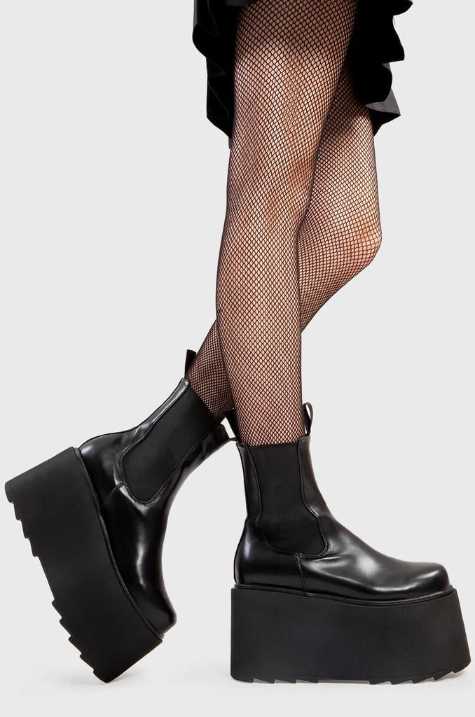 Step Out in Fashion
 
 Time Waster Chunky Platform Ankle Boots in Black faux leather. These flatform shoes feature a minimalist design, with a gusset and two pull tags. Made with eco-friendly materials and 100% cruelty-free, these platform boots are as ethical as they are Edgy
 
 - Platform Height
 - Gusset
 - Two pull tags
 - Flatform Sole
 - Shark's Teeth Grip
 - 100% vegan 
 
 SKU: LMF 3138 - BlackPU
